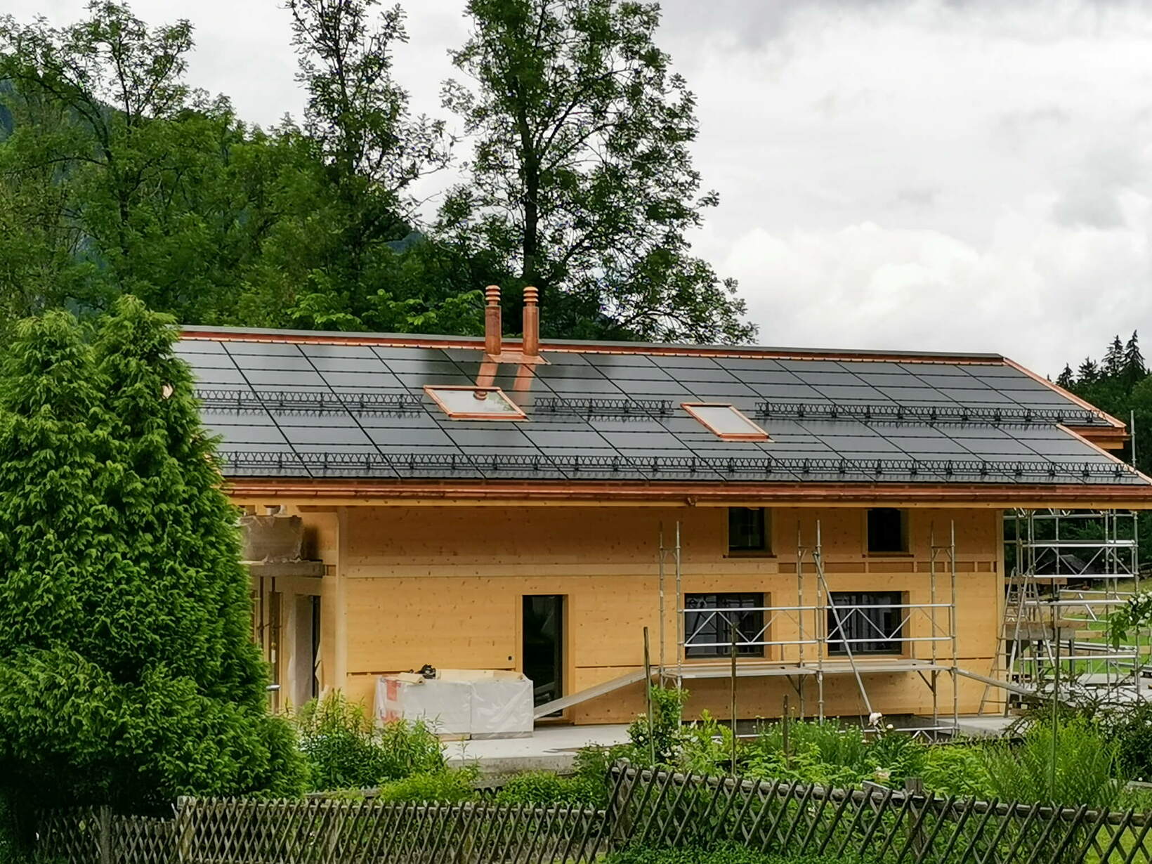 Die Indach-Solaranlage in Lenk ist optimal auf alpine Wetterbedingungen vorbereitet.