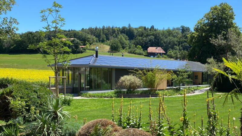 Die Photovoltaikanlage bei Schloss Courgevaux ist vollintegriert.