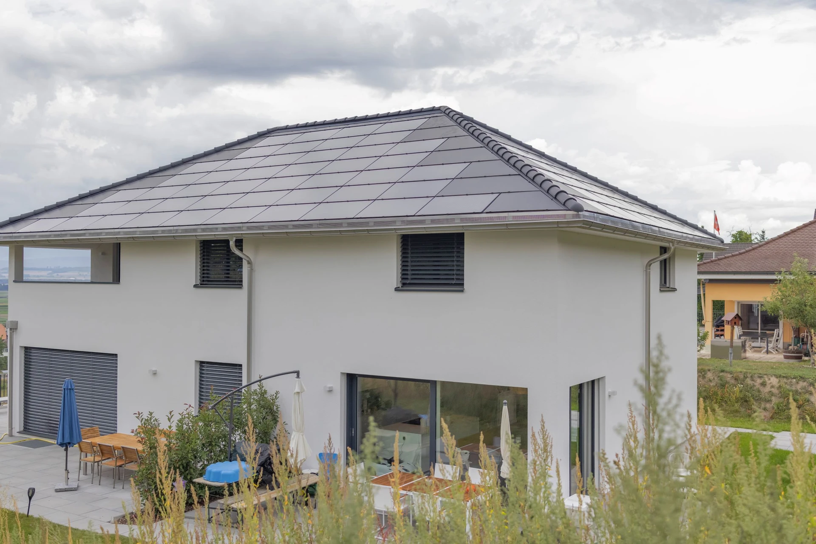 Das Einfamilienhaus hat eine Indach-Solaranlage.