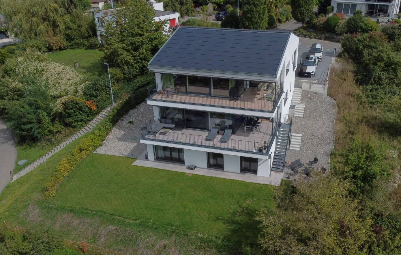 Das Mehrfamilienhaus hat eine Indach-Solaranlage.